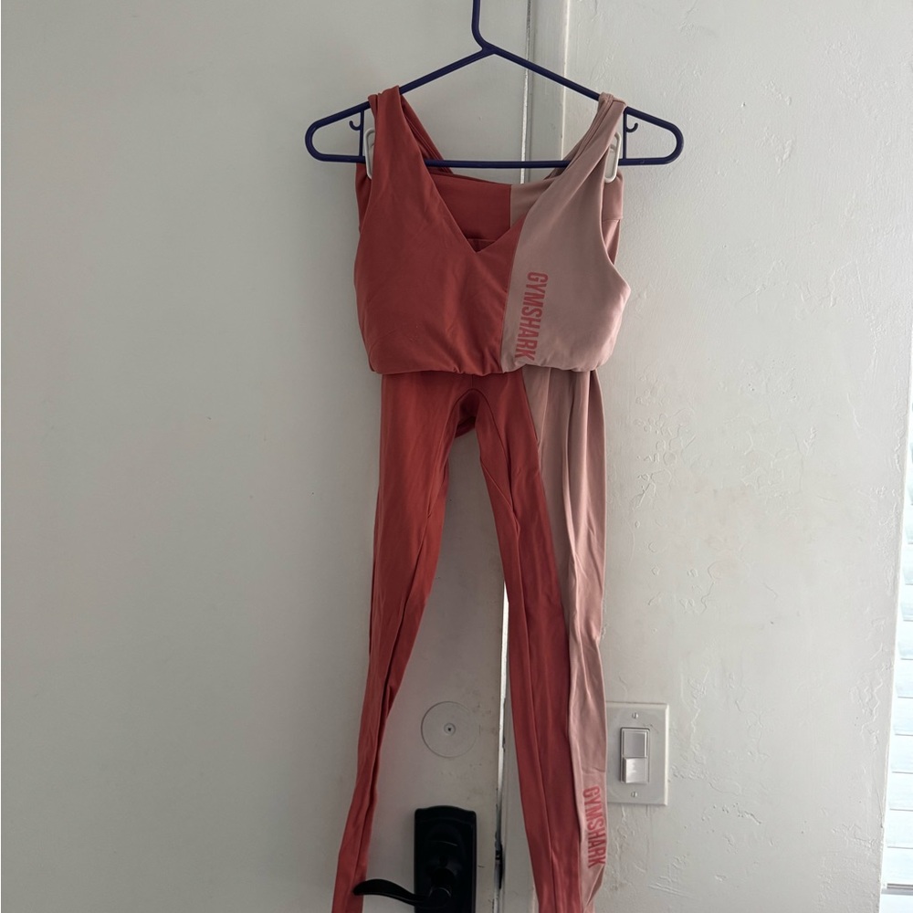 Gymshark Women's Colorblock Sports Bra and Legging Set - Coral and Peach